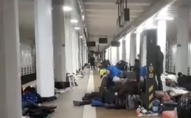 Ukrajinci, které jsou nuceni žít v metru / Zdroj: YouTube