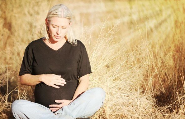 Proč se dívka z Británie dozvěděla o těhotenství tři dny před porodem