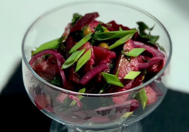 Recept na salát se sleděm, který je nejen lehký na přípravu, ale také chutná výjimečně