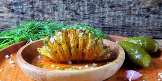 Brambory „Akordeon“: Pečené brambory se sádlem a česnekem pod sýrovou krustou