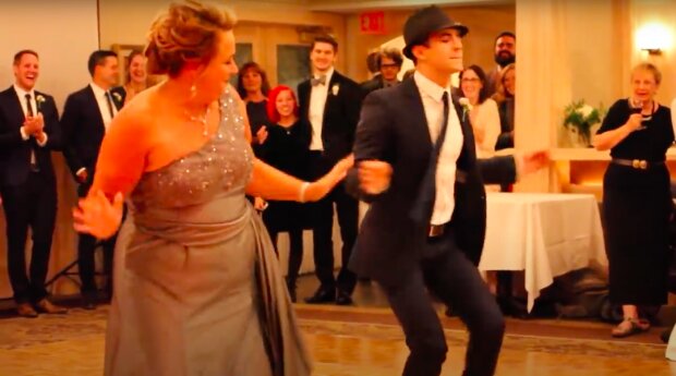 Zábavný tanec ženicha a jeho mámy / Zdroj: YouTube