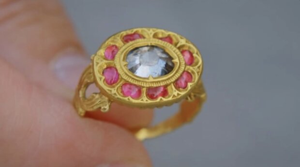 Prsten, který si žena koupila za necelou libru / Zdroj: YouTube