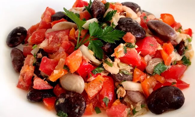 Barvou rozjasněný salát s červenou fazolí a pikantním dresinkem