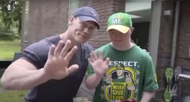 John Cena a Mychajlo Rohozhyn / Zdroj: YouTube