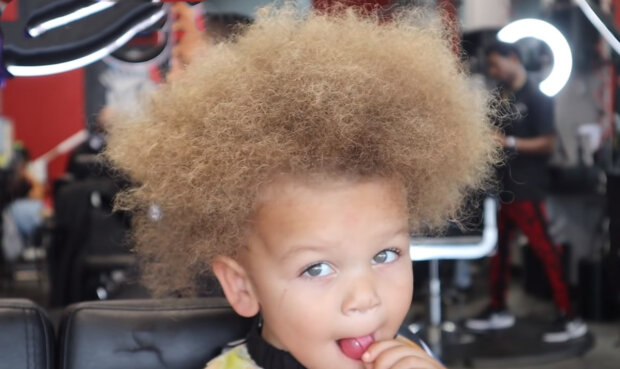 "Proměnění pampelišky": stylisté pracovali nad hřívou vlasů dítěte a udělali z něj fešáka