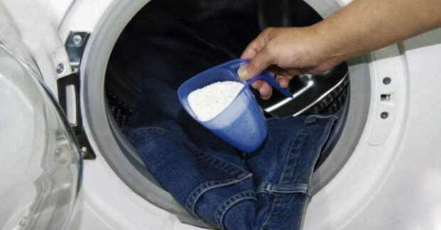Vyšlo se najevo proč ženy nasypají prášek na praní do bubnu pračky, a ne do stanovené nádrži