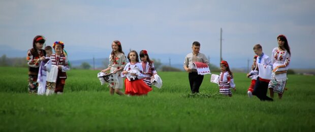 Děti v ukrajinských lidových krojích / Zdroj: YouTube