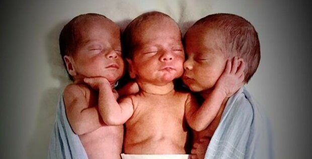 "Když spí, vypadají naprosto totožné": Děti, které Becky porodila, vypadají stejně