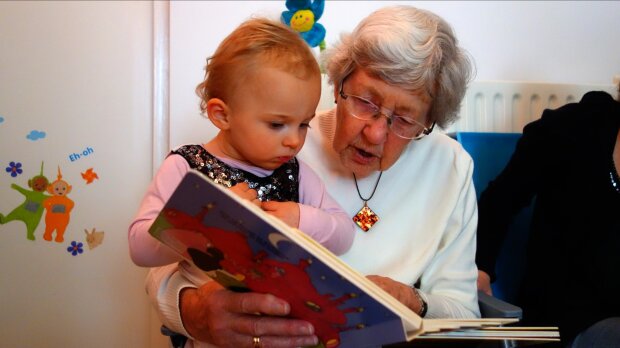 Babička s vnučkou / ilustrační foto / Zdroj: YouTube