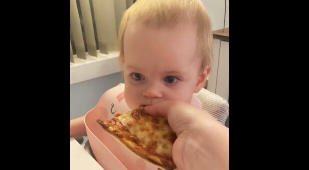 Sally zkouší pizzu / Zdroj: TikTok
